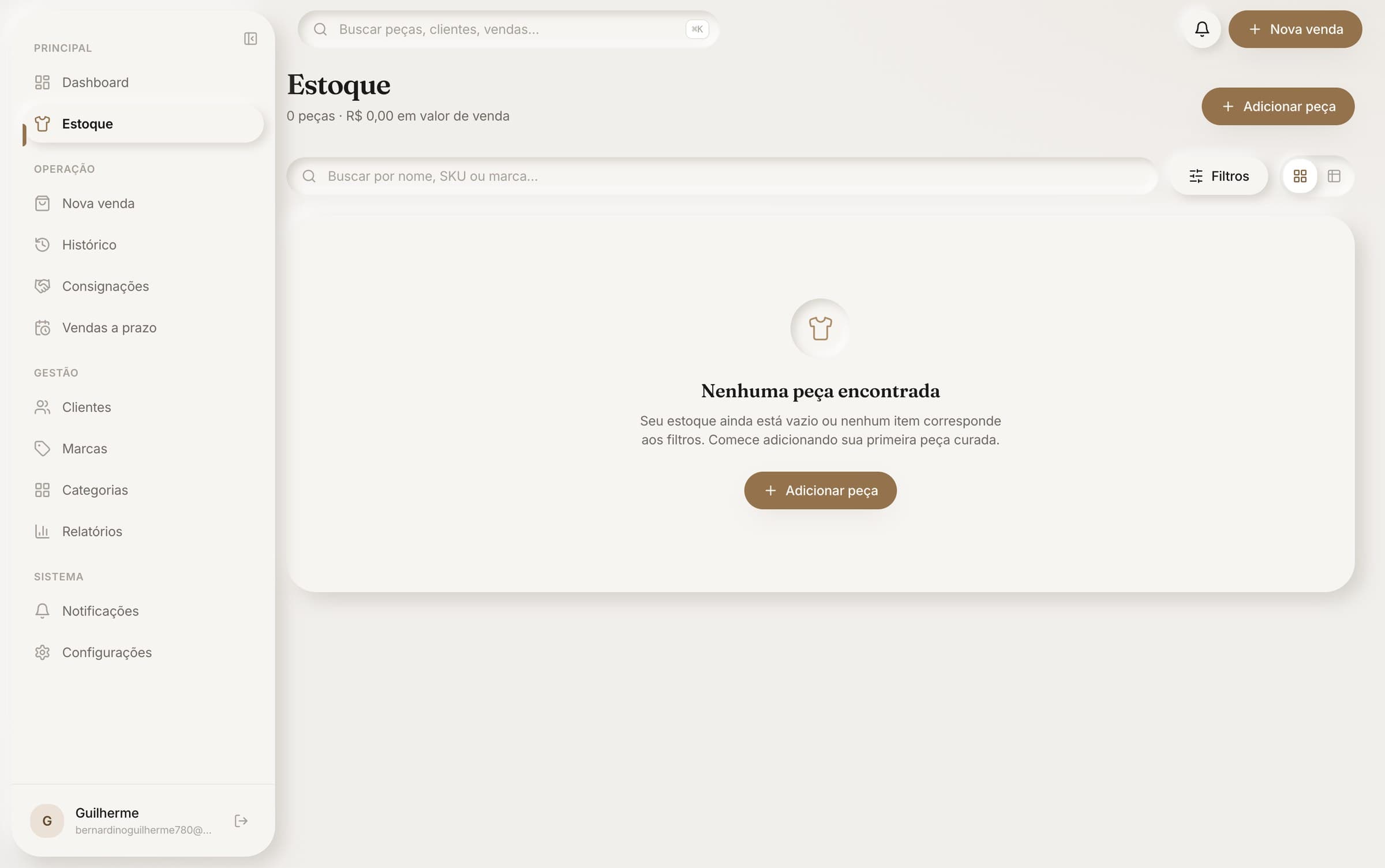 Tela de estoque com busca por nome, SKU ou marca, filtros e alternância entre grade e lista.