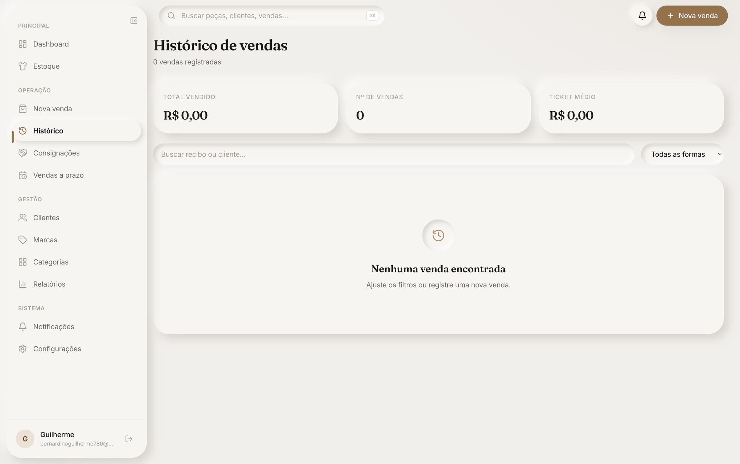 Histórico de vendas com total vendido, número de vendas, ticket médio e busca por recibo ou cliente.