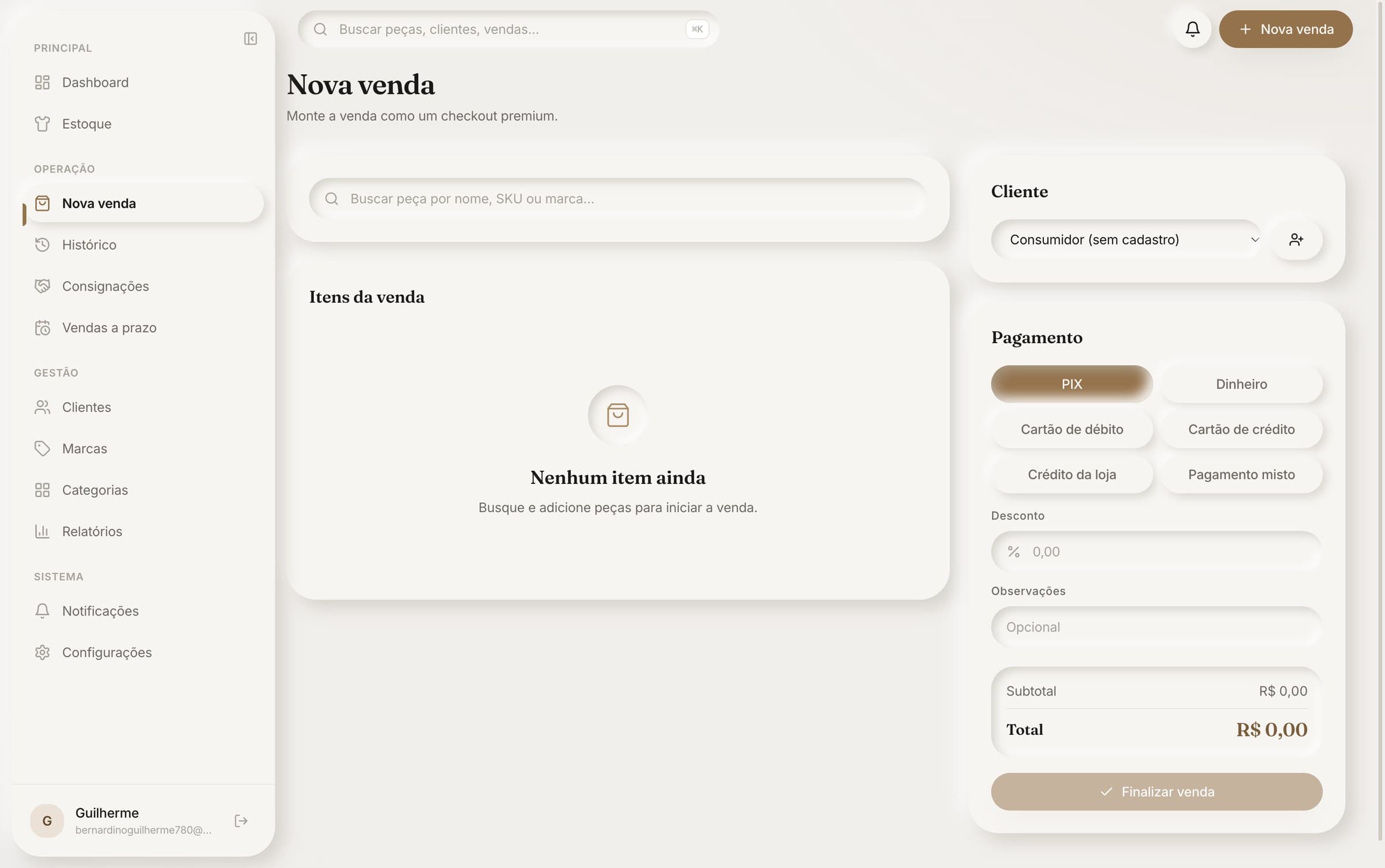 Tela de nova venda com busca de peça, dados do cliente, formas de pagamento, desconto e total.